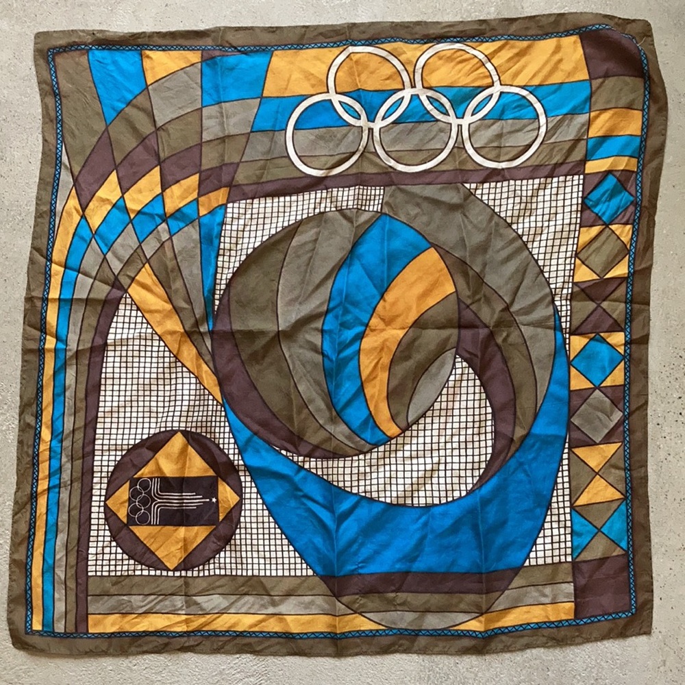 Châle Vintage Olympiades 80 – URSS – Rare Coloris – Petits Défauts
